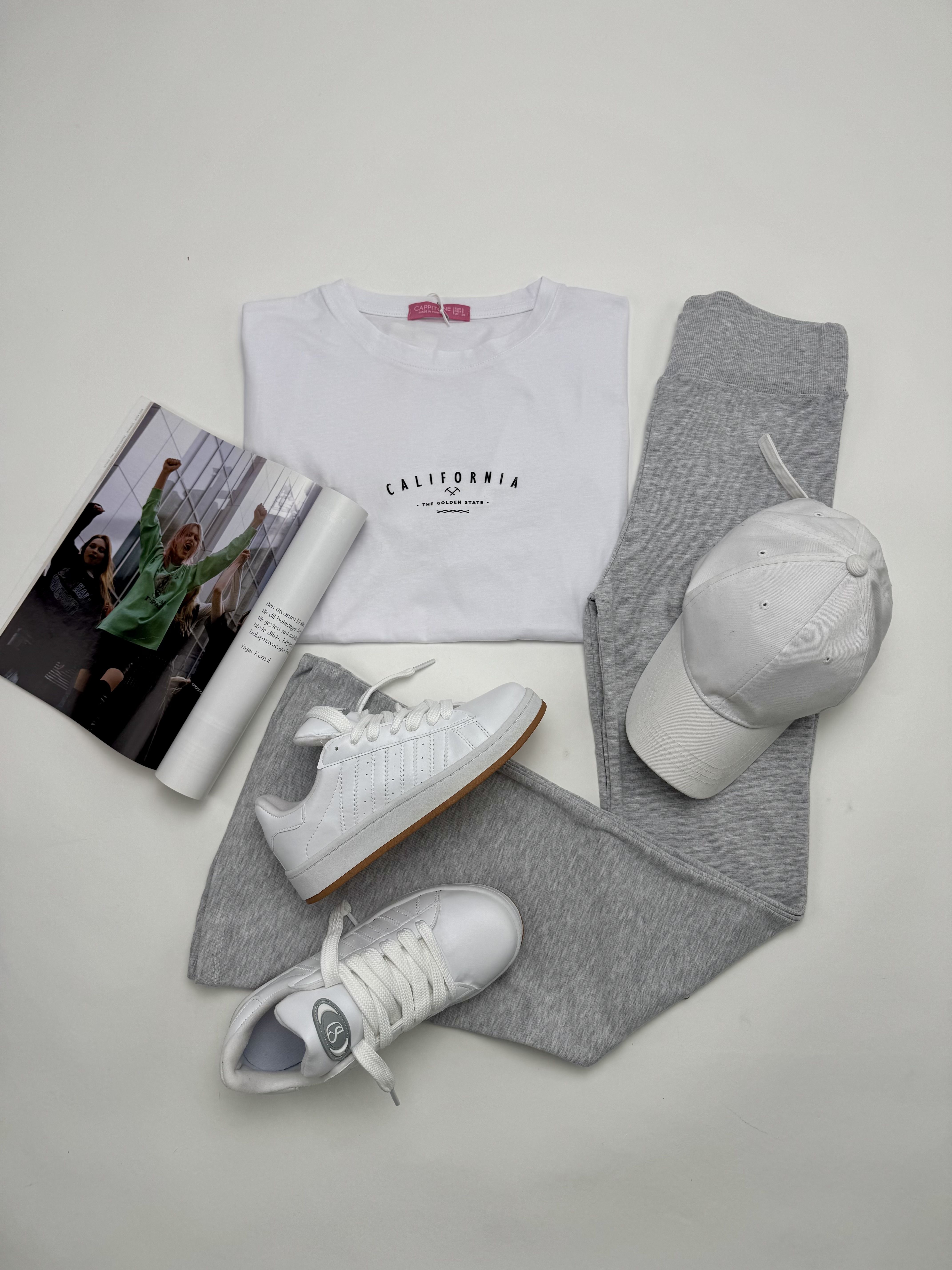 K005 Beyaz Baskılı Tişört Gri Ribana İspanyol Pantolon Beyaz Muadil Sneaker Suni Deri Cap Dörtlü Kombin