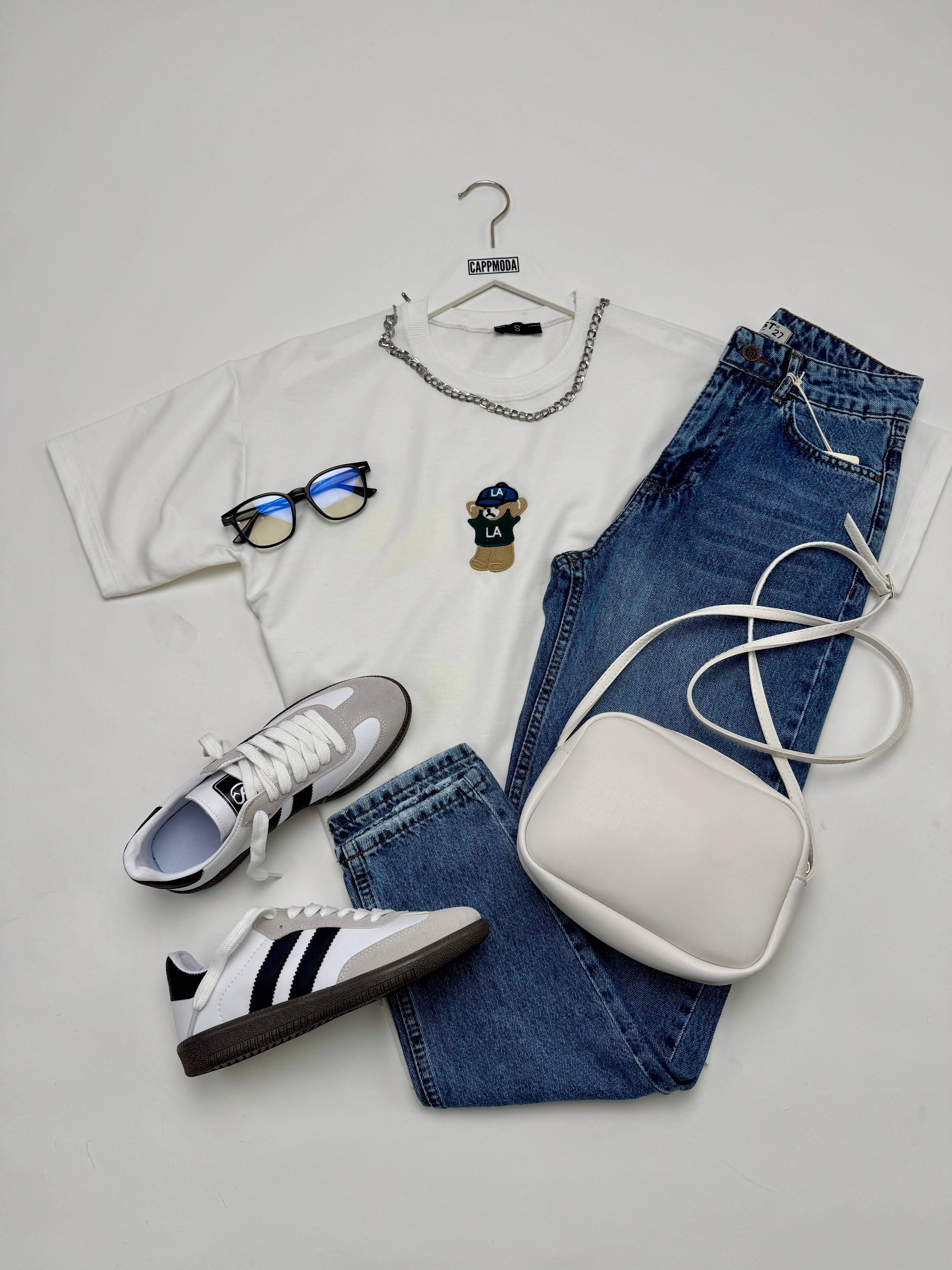 K011 Beyaz İşlemeli Bluz Mavi Mom Jean Beyaz Mini Çanta Beyaz SMB Premium Sneaker Siyah İmaj Gözlüğü Beşli Kombin