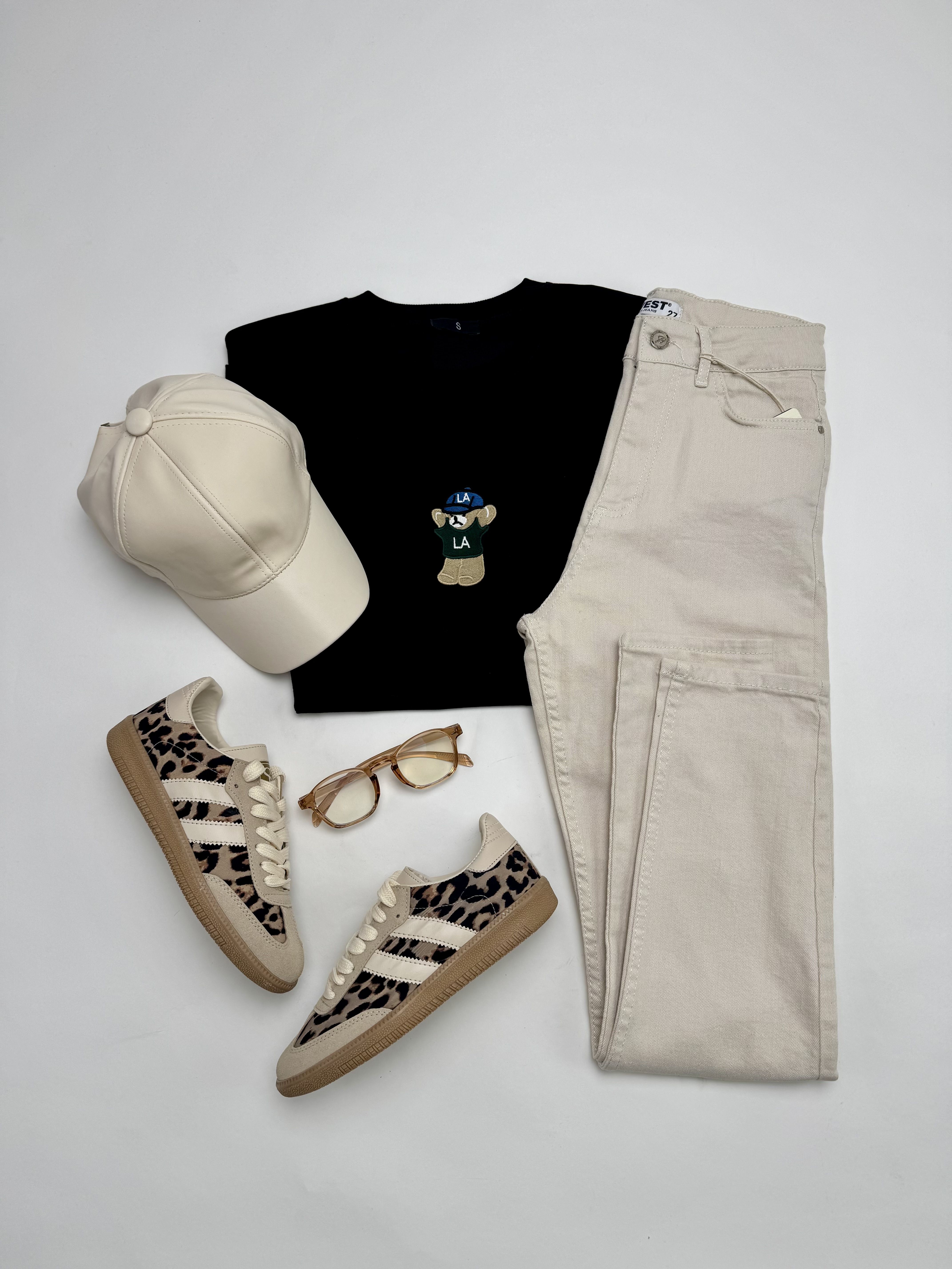 K013 Siyah İşlemeli Bluz Bej Mom Jean Leopar SMB Premium Sneaker Suni Deri Cap Kahverengi İmaj Gözlüğü Beşli Kombin
