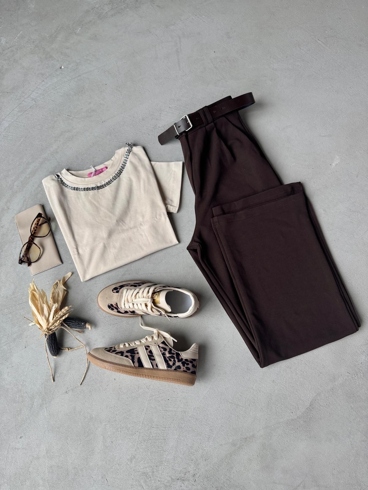 K023 Krem Rengi Tişört Kemerli Palazzo Pantolon Leopar SMB Sneaker Üçlü Kombin