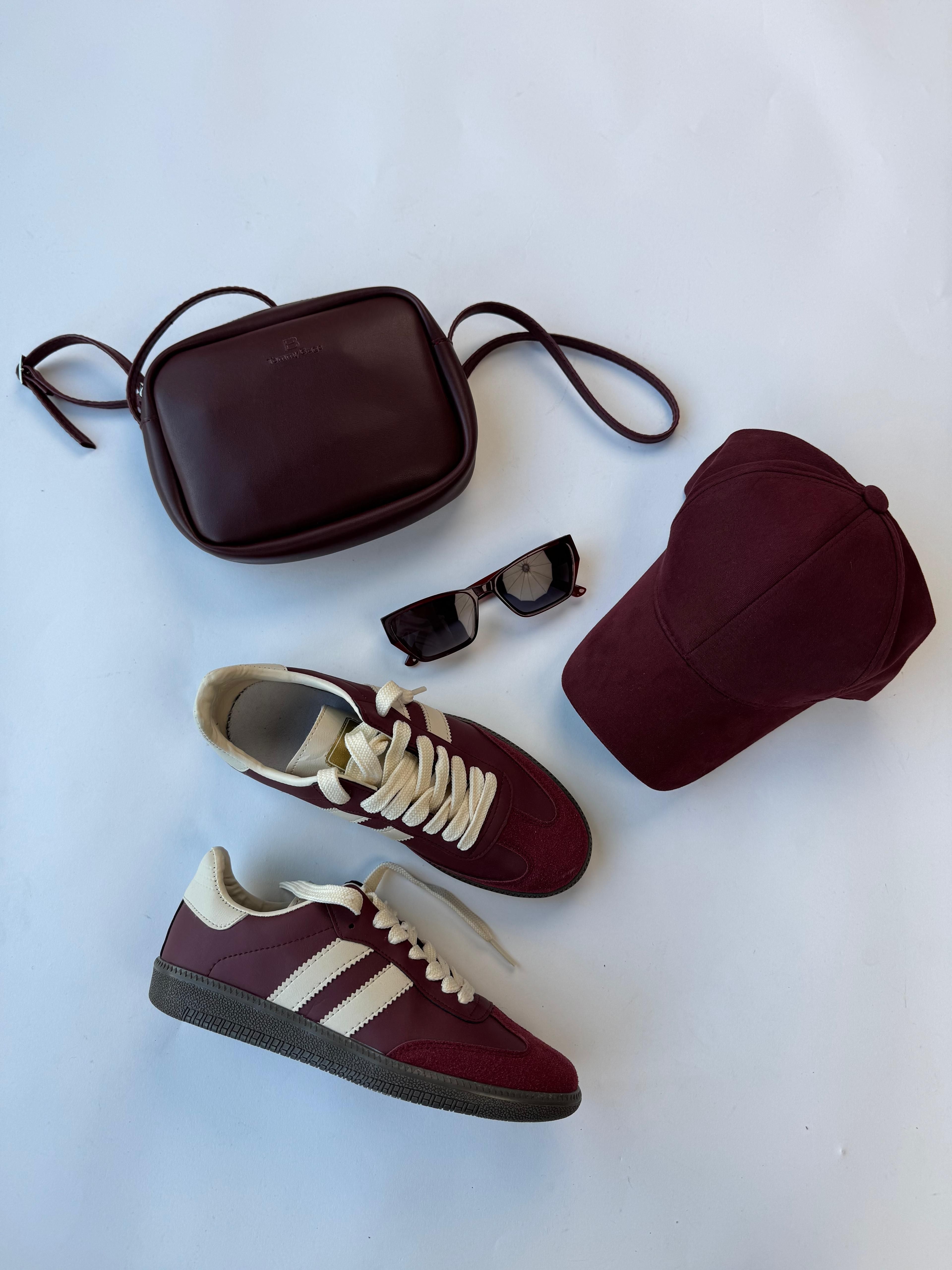 K082 Bordo Şeritli SMB Sneaker Suni Deri Mini Çanta Bordo Çerçeveli Güneş Gözlüğü Kumaş Cap Dörtlü Set  