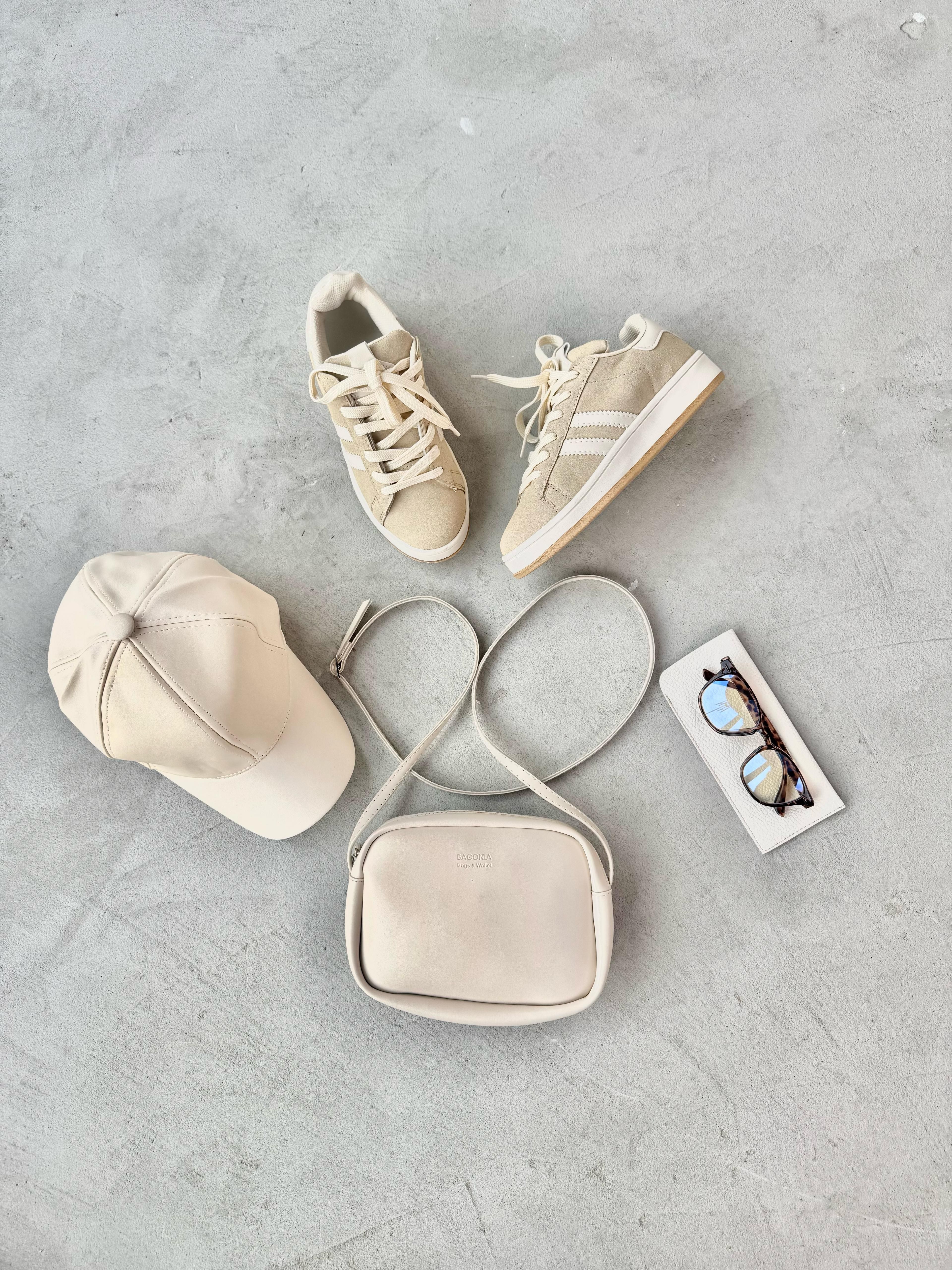 K099 Bej Süet Şeritli Muadil Sneaker Taş Rengi Mini Kare Suni Deri Çanta Taş Rengi Suni Deri Cap Şapka Kahverengi Şeffaf Cam Leopar Desenli İmaj Gözlüğü Dörtlü Kombin