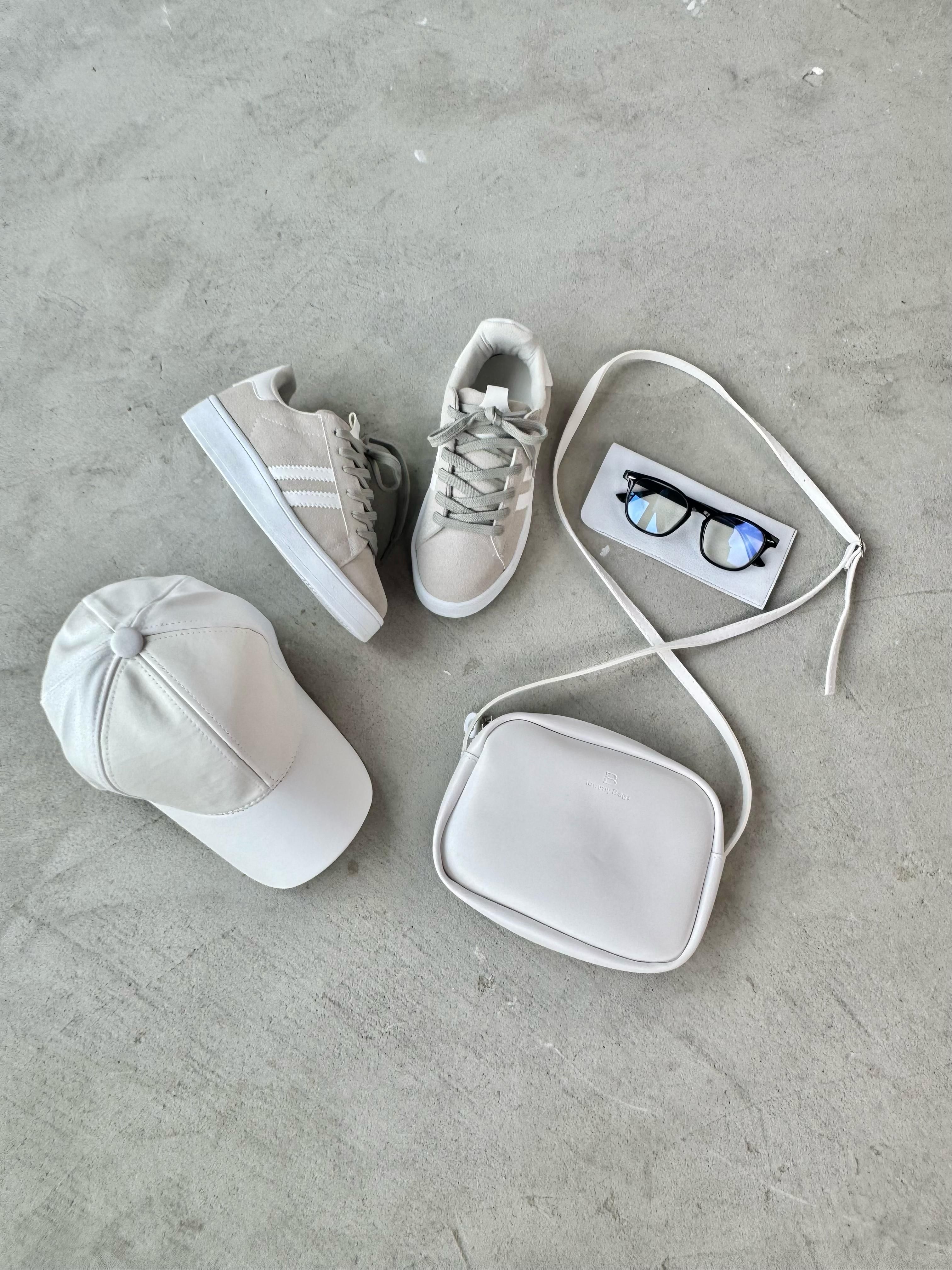 K100 Gri Süet Şeritli Muadil Sneaker Beyaz Mini Kare Suni Deri Çanta Beyaz Suni Deri Cap Şapka Siyah Şeffaf Cam Kalın Çerçeveli İmaj Gözlüğü Dörtlü Kombin