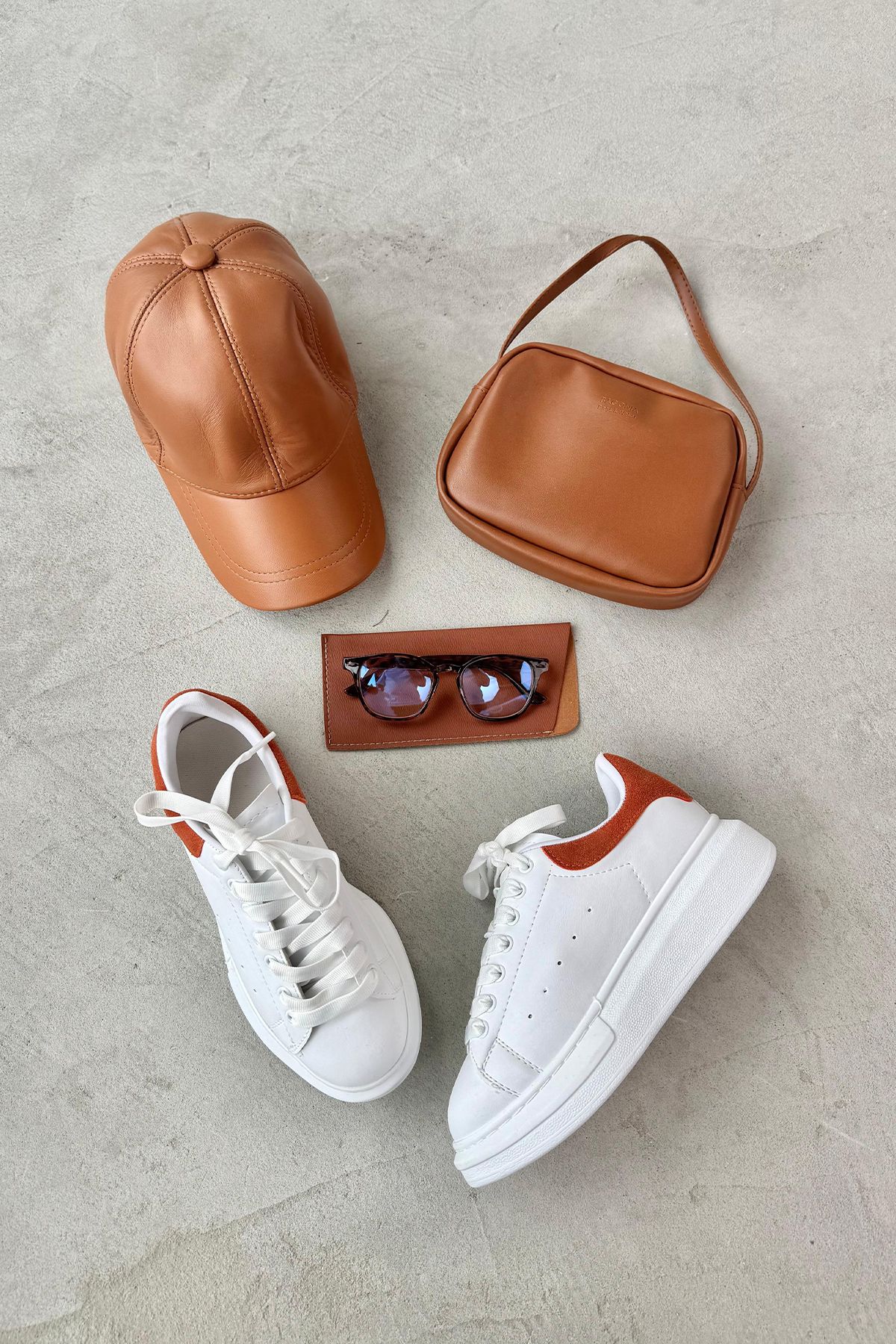 K101 Taba Detaylı Yüksek Taban Sneaker Taba Mini Çanta Taba Suni Deri Cap Leopar İmaj Gözlüğü Dörtlü Set