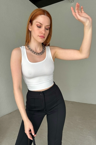 Cappmoda - BLZ-06203 Beyaz Yuvarlak Yaka Askılı Kaşkorse Kumaş Crop Bluz (1)