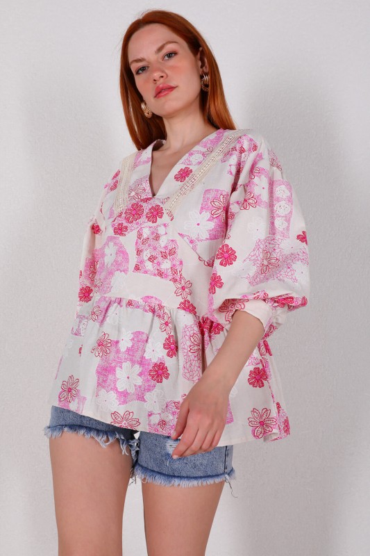 BLZ-06204 Pembe Çiçek Desenli V Yaka Balon Kol Keten Kumaş Bluz