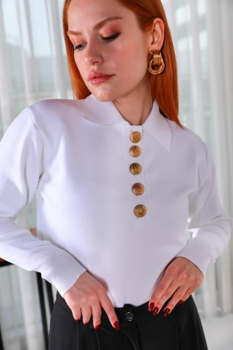 Cappmoda - BLZ-3885 Beyaz Polo Yaka Gold Düğmeli Mevsimlik Çelik Örme Bluz (1)