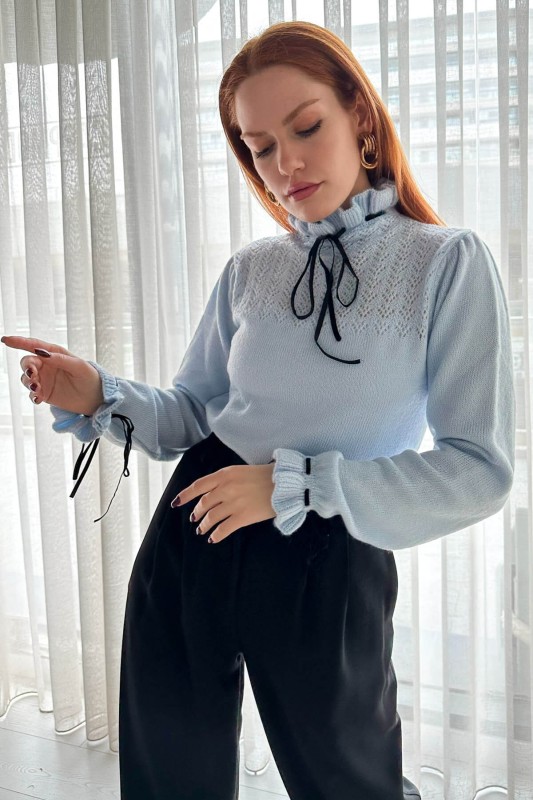 BLZ-3195 Bebe Mavi Dik Yaka Bağlama Detaylı Etnik Triko Bluz