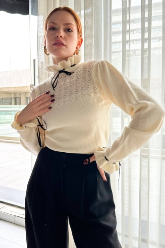 Cappmoda - BLZ-3195 Beyaz Dik Yaka Bağlama Detaylı Etnik Triko Bluz (1)