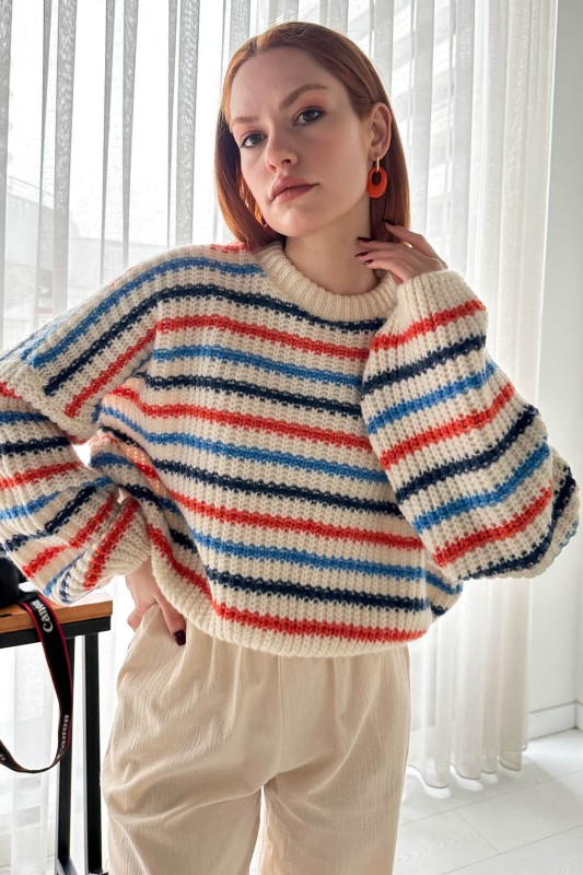 BLZ-3496 Ekru Turuncu Mavi Çizgili Yuvarlak Yaka Crop Triko Bluz