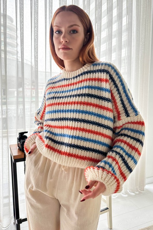 BLZ-3496 Ekru Turuncu Mavi Çizgili Yuvarlak Yaka Crop Triko Bluz