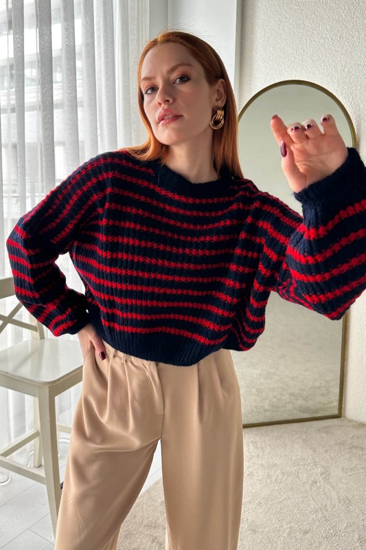 BLZ-3772 Siyah Kırmızı Çizgili Yuvarlak Yaka Crop Triko Bluz
