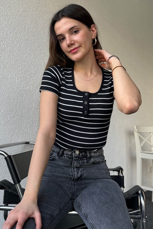 BLZ-06252 Siyah Çizgili Yaka Çıtçıtlı Kaşkorse Kumaş Crop Bluz - 1