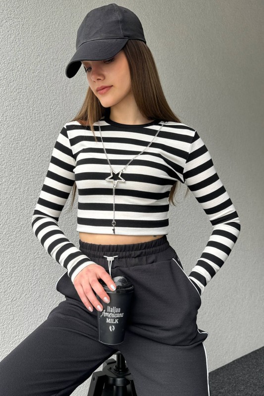 BLZ-06257 Siyah Çizgili Yıldız Kolye Detaylı Crop Bluz - 1