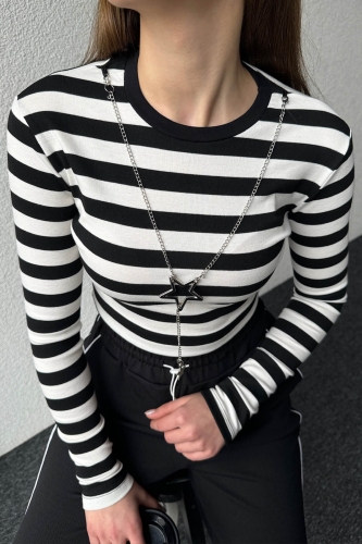 BLZ-06257 Siyah Çizgili Yıldız Kolye Detaylı Crop Bluz - 5