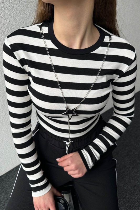 BLZ-06257 Siyah Çizgili Yıldız Kolye Detaylı Crop Bluz - 5