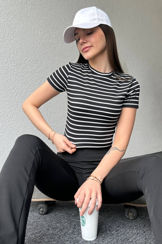 BLZ-06261 Siyah Beyaz Çizgili Bisiklet Yaka Kısa Kol Crop Bluz - 1
