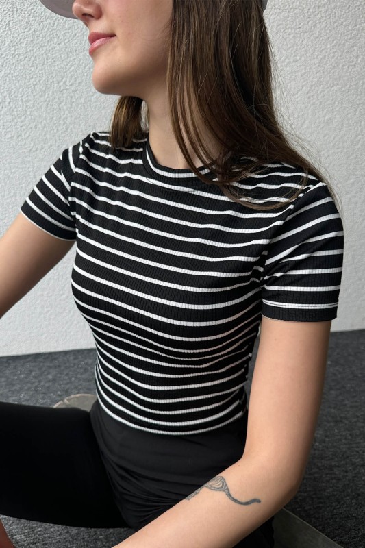 BLZ-06261 Siyah Beyaz Çizgili Bisiklet Yaka Kısa Kol Crop Bluz - 2