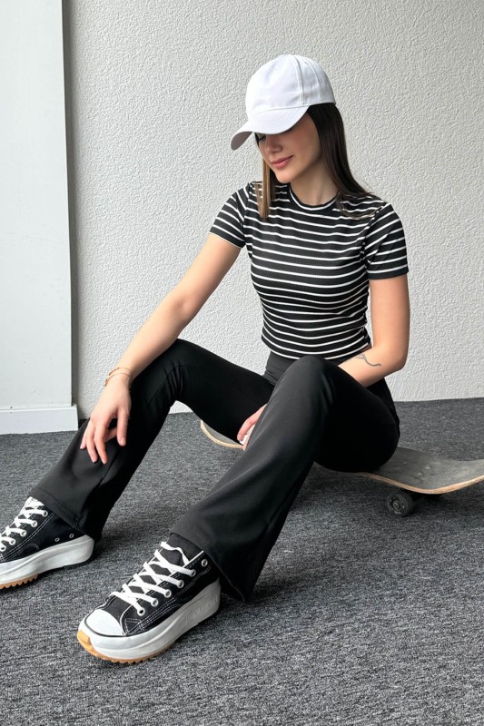 BLZ-06261 Siyah Beyaz Çizgili Bisiklet Yaka Kısa Kol Crop Bluz - 4