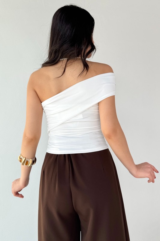 BLZ-06283 Beyaz Gold Toka Detaylı Yan Büzgülü Straplez Bluz