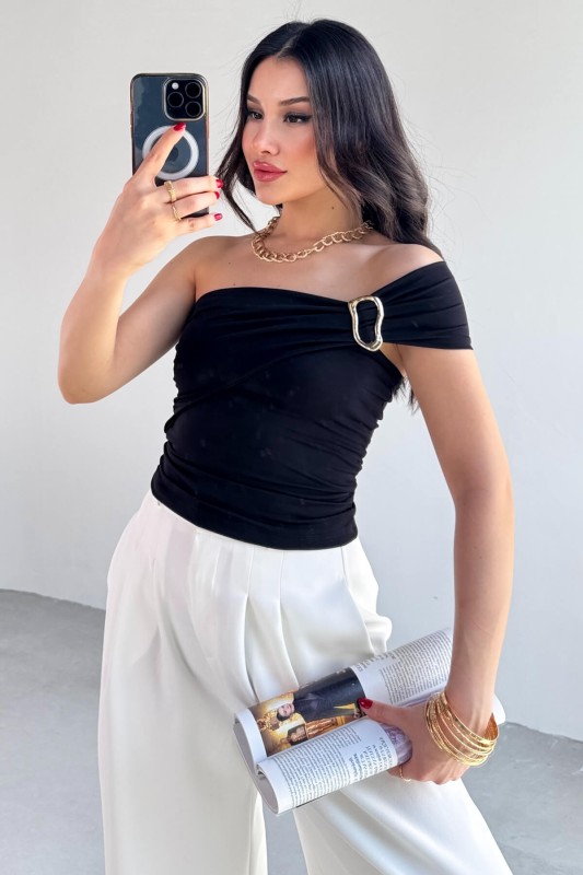 BLZ-06283 Siyah Gold Toka Detaylı Yan Büzgülü Straplez Bluz