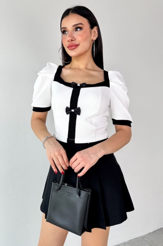 Cappmoda - BLZ-13232 Beyaz Kare Yaka Balon Kol Fiyonk Düğmeli Bluz (1)