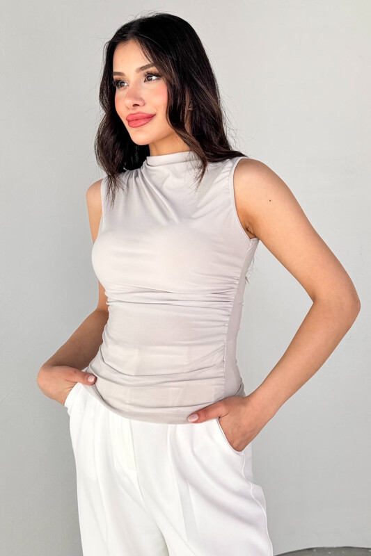 BLZ-13431 Taş Rengi Omuz Büzgülü Sıfır Kol Sandy Kumaş Bluz - 3