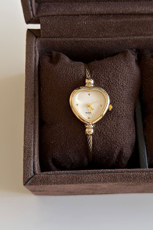 Carrie Beyaz Kadran Kalp Formlu Gold Hasır Kordon Kadın Kol Saati 