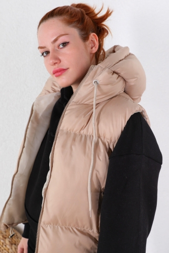 Cappmoda - CKT-12373 Taş Rengi Kapüşonlu Bağlamalı Şişme Yelek (1)