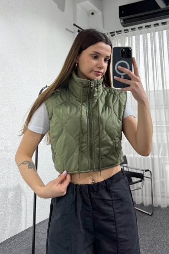 Cappmoda - CKT-12431 Haki Yan Çıtçıtlı Dik Yaka Şişme Crop Yelek (1)