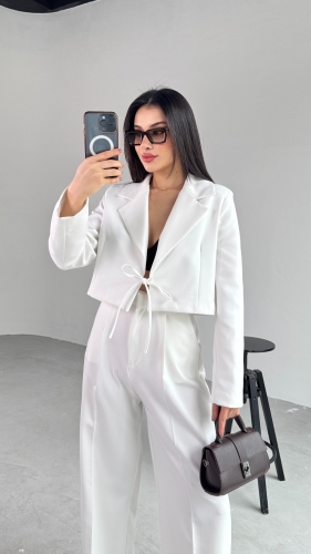 Cappmoda - CKT-12441 Beyaz Vatkalı Ön Bağlamalı Crop Ceket (1)