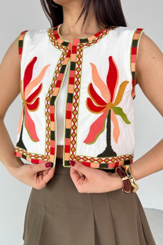 Cappmoda - CKT-12446 Beyaz Çiçek İşlemeli Astarlı Yelek (1)