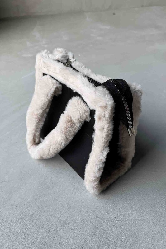 ÇNT-3004 Siyah Suni Mat Deri Angora Kürk Detaylı Omuz ve Kol Çantası - 1