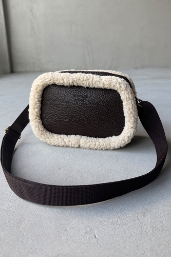 Cappmoda - ÇNT-3005 Acı Kahve Peluş Detaylı Kare Omuz ve Kol Çantası Cappmoda - ÇNT-3005 Acı Kahve Peluş Detaylı Kare Omuz ve Kol Çantası