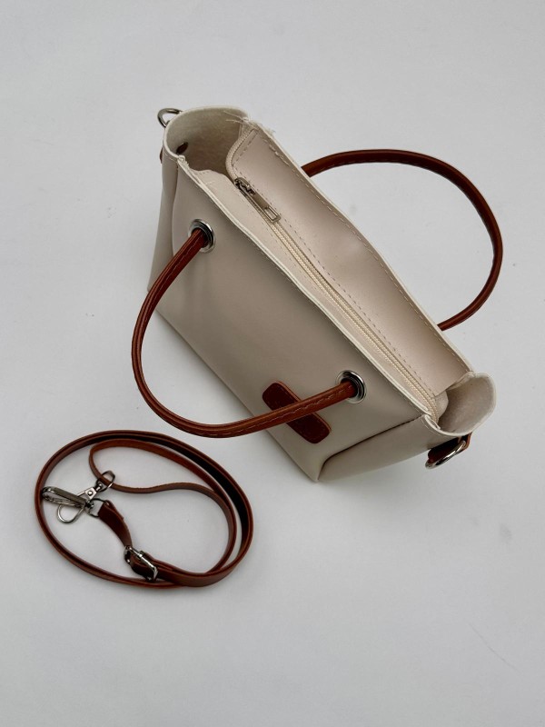 ÇNT-3018 Taş Rengi Taba Askılı Etiket Yazı Detaylı Suni Deri Crossbody Omuz Çantası