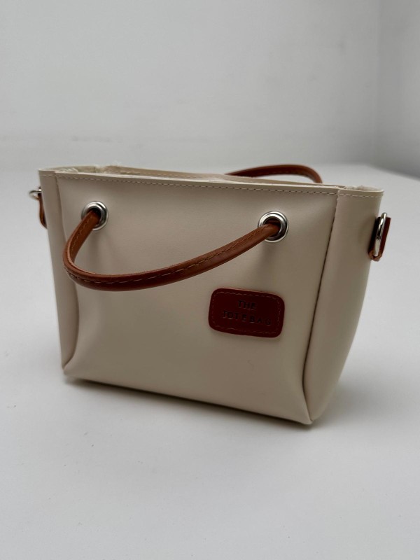 ÇNT-3018 Taş Rengi Taba Askılı Etiket Yazı Detaylı Suni Deri Crossbody Omuz Çantası