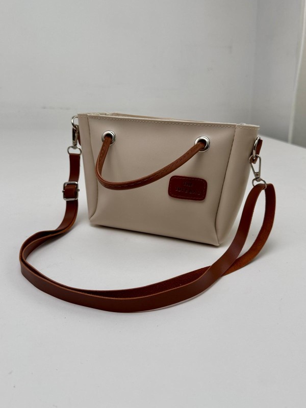 ÇNT-3018 Taş Rengi Taba Askılı Etiket Yazı Detaylı Suni Deri Crossbody Omuz Çantası