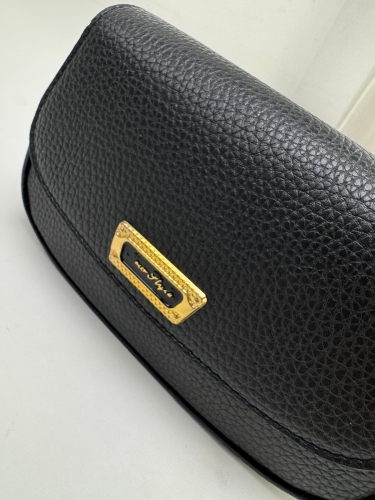 Cappmoda - ÇNT-3020 Siyah New Style Gold Yazılı Suni Deri Crossbody Omuz Çantası (1)