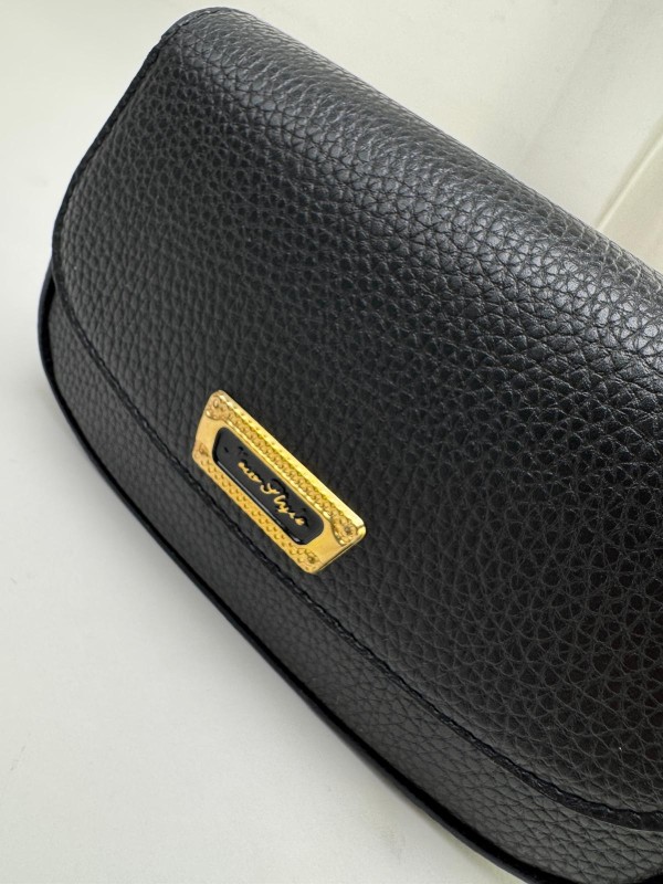 ÇNT-3020 Siyah New Style Gold Yazılı Suni Deri Crossbody Omuz Çantası