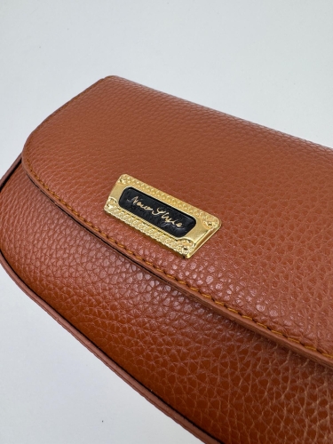 Cappmoda - ÇNT-3020 Taba New Style Gold Yazılı Suni Deri Crossbody Omuz Çantası (1)