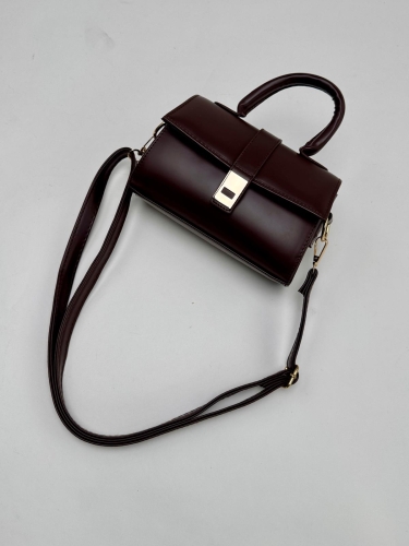 ÇNT-3021 Acı Kahve Gold Kilit Detaylı Suni Deri Crossbody Omuz Çantası - Thumbnail