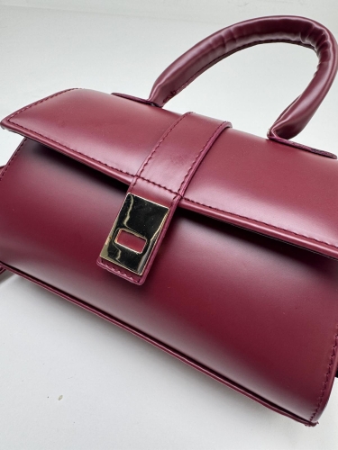 Cappmoda - ÇNT-3021 Bordo Gold Kilit Detaylı Suni Deri Crossbody Omuz Çantası (1)