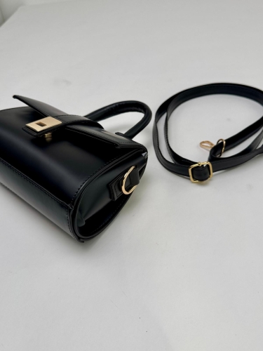 Cappmoda - ÇNT-3021 Siyah Gold Kilit Detaylı Suni Deri Crossbody Omuz Çantası (1)