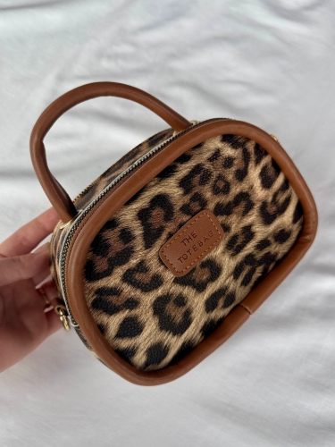 ÇNT-3023 Leopar Taba Şeritli Logo Etiketli Çift Bölmeli Suni Deri Omuz Ve El Çanta - Thumbnail