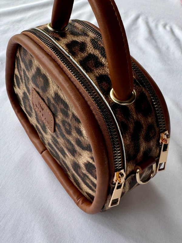 ÇNT-3023 Leopar Taba Şeritli Logo Etiketli Çift Bölmeli Suni Deri Omuz Ve El Çanta