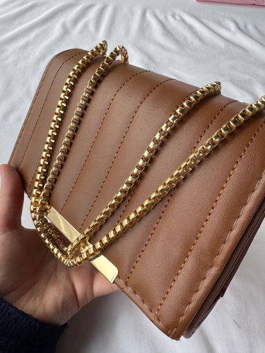 Cappmoda - ÇNT-3026 Taba Zincir Askılı Dikiş Detaylı Kapaklı Suni Deri Omuz Ve Kol Çantası (1)