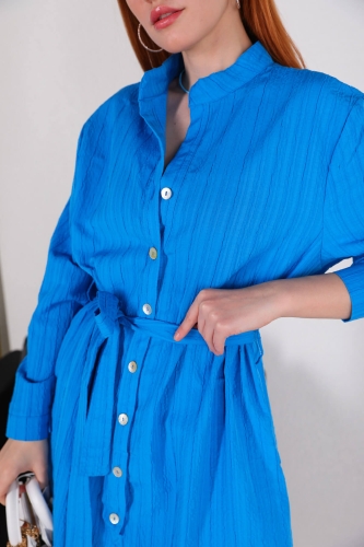 Cappmoda - ELB-01680 Mavi Düğme Detaylı Hakim Yaka Kuşaklı Uzun Elbise (1)