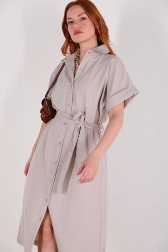 Cappmoda - ELB-01683 Taş Rengi Kuşaklı Yırtmaç Detaylı Gömlek Elbise (1)