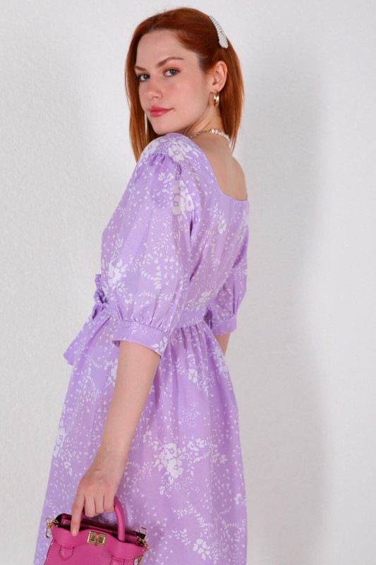 ELB-01689 Lila Kare Yaka Çiçek Desenli Kuşak Detaylı Yırtmaçlı Gömlek Elbise