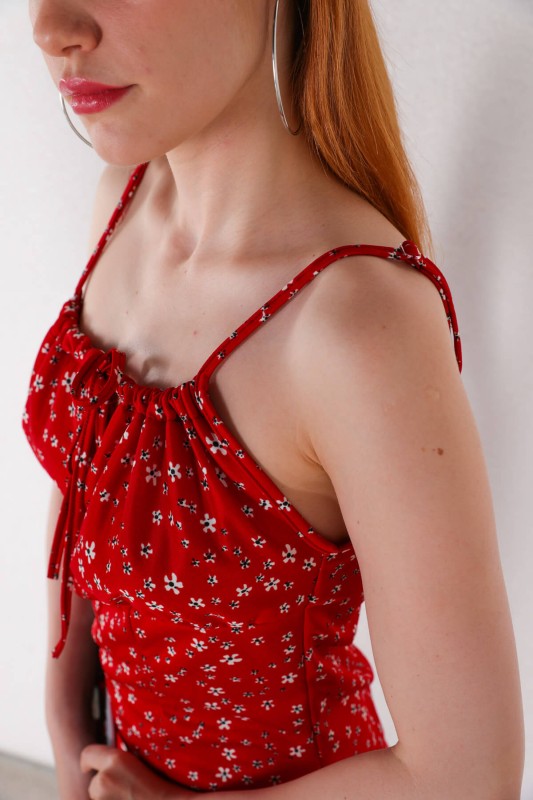 ELB-01697 Kırmızı Çiçek Desenli Yırtmaç Detaylı Büzgülü Yaka Askılı Elbise